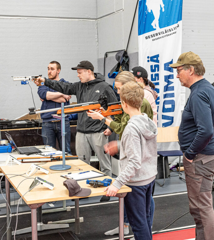 Lasse Kynäkoski ja Reijo Huotari opastivat ampujia.